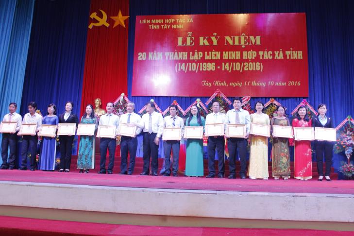Liên minh Hợp tác xã tỉnh Tây Ninh: tổ chức kỷ niệm 20 năm thành lập và đón nhận Bằng khen của Thủ tướng Chính phủ.